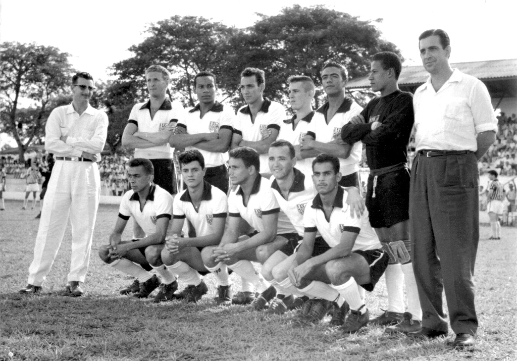 A representação da Associação Atlética Votuporanguense numa das suas primeiras formações. A foto é de 1959, com o Estádio Plínio Marin lotado. Da esquerda para a direita aparecem de pé: Plínio Marin (presidente), Miguel, China, Jurani, Zanca, Alfredinho, Raimundinho e o prefeito Dalvo Guedes. Agachados: Baguá, Português, Touro, Maurinho, e Carangola. A foto é do arquivo pessoal da família de Delson de Caires (Português)