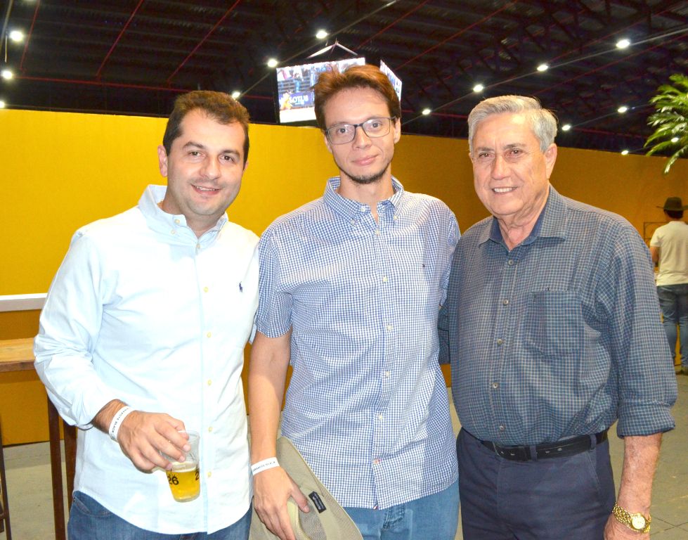 Um registro especial dos empresários Luiz Scamatti Filho, Francisco Pignatari e Antonio de Brito Figueiredo reunidos no calor da amizade, celebrando grandes momentos durante o Votu International Rodeo, que movimentou e encantou Votuporanga e toda a região. Em sua 2ª edição, a festa se consolida como um verdadeiro sucesso, atraindo milhares de pessoas vindas de toda a região para curtir as emoções dos rodeios e os shows que foram grandes atrações do evento.