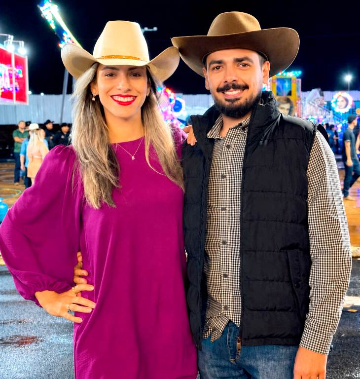 Hoje, 11 de maio, é dia de celebrar a vida de Milena Vicente Bandeira que celebra seu aniversário ao lado de seu noivo, Dr. Sebastião Guidi, de quem recebe todo o amor, carinho e admiração neste dia especial. Ela também é abraçada com muito afeto pelos pais, Sergio e Rosi Bandeira, e pelo irmão Heitor, que transbordam orgulho e felicidade por sua vida. Parabéns Milena, que não faltem motivos para sorrir, sonhos para realizar e amor para compartilhar. Feliz aniversário!