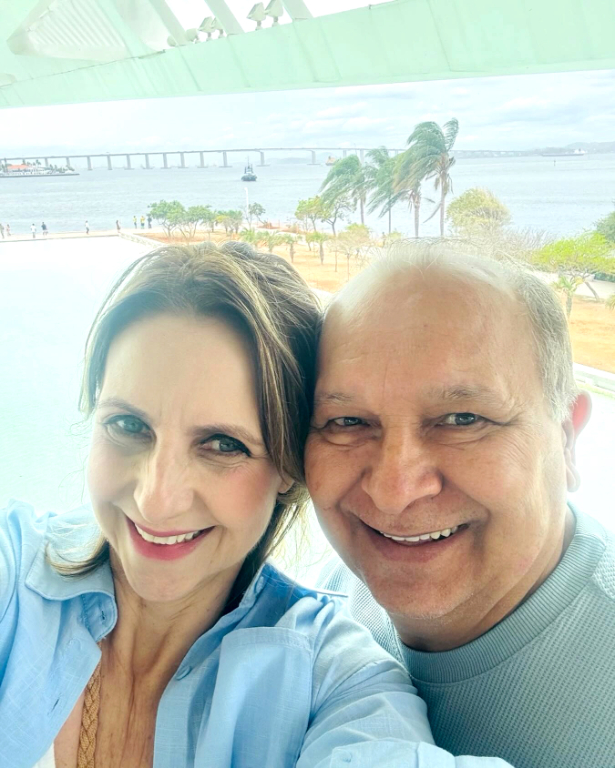 O último sábado (14) foi de comemoração para Daniela Marin Guarizo, que recebeu o carinho especial da família e de muitos amigos que fizeram questão de lembrar a data e celebrar seu aniversário. Entre as homenagens mais afetuosas esteve a de seu esposo, Oscar Guarizo, que lhe dedicou todo o amor e carinho neste dia tão especial. Parabéns, Daniela! Que este novo ciclo seja repleto de saúde, alegria, amor e muitas bênçãos em sua caminhada.