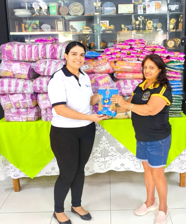 Em um gesto que une tradição, alegria e compromisso social, o Lions Clube de Votuporanga realizou a entrega oficial de 700 pacotes de macarrão para a Santa Casa de Votuporanga. Mais do que um insumo alimentar, a doação representa o carinho da comunidade e o esforço coletivo de um clube que respira o lema “Nós Servimos”. A colaboração surgiu após a realização do Forró do Lions, em fevereiro. O evento cumpriu seu propósito maior: transformar diversão em auxílio ao próximo.