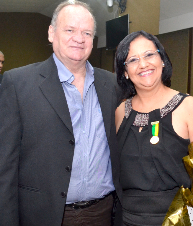 Em clima de muito carinho e celebração, Lia Marques comemorou mais um ano de vida de seu marido, Péterson, no último domingo (12). A data foi marcada pelo afeto de amigos e familiares, tornando o momento ainda mais especial. Ao lado da esposa Lia e dos filhos André e Bia, ele recebeu todo o amor da família, incluindo genro e nora, e um destaque cheio de ternura: a pequena Helena, que encheu o vovô de beijinhos. Parabéns, Pet! Que Deus continue te abençoando com saúde, alegrias e infinitas realizações.