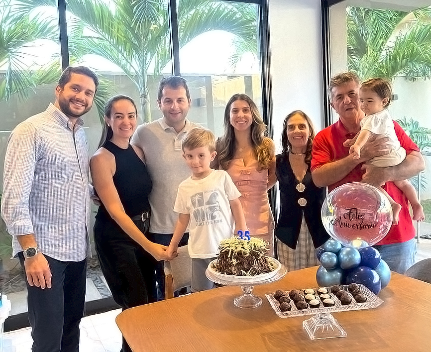 Quem comemorou a chegada de um novo ciclo de vida, no último dia 10 foi o empresário, Luiz Scamatti. Ele celebrou seus 35 anos da melhor forma, rodeado pelo amor e carinho de sua família que lhe dedicou todo o amor pela data. Parabéns Luiz, 