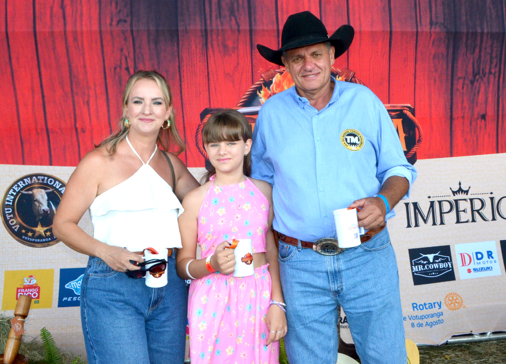 Adriano Brosco, integrante da equipe de Rodeio Cia. Tercio Miranda, ao lado da esposa Andreza e da filha Luiza, prestigiando o Churrascão do Rotary 8 de Agosto, uma grande festa que reuniu pessoas solidárias e animou a tarde do último sábado no Centro de Eventos Helder Henrique Galera.