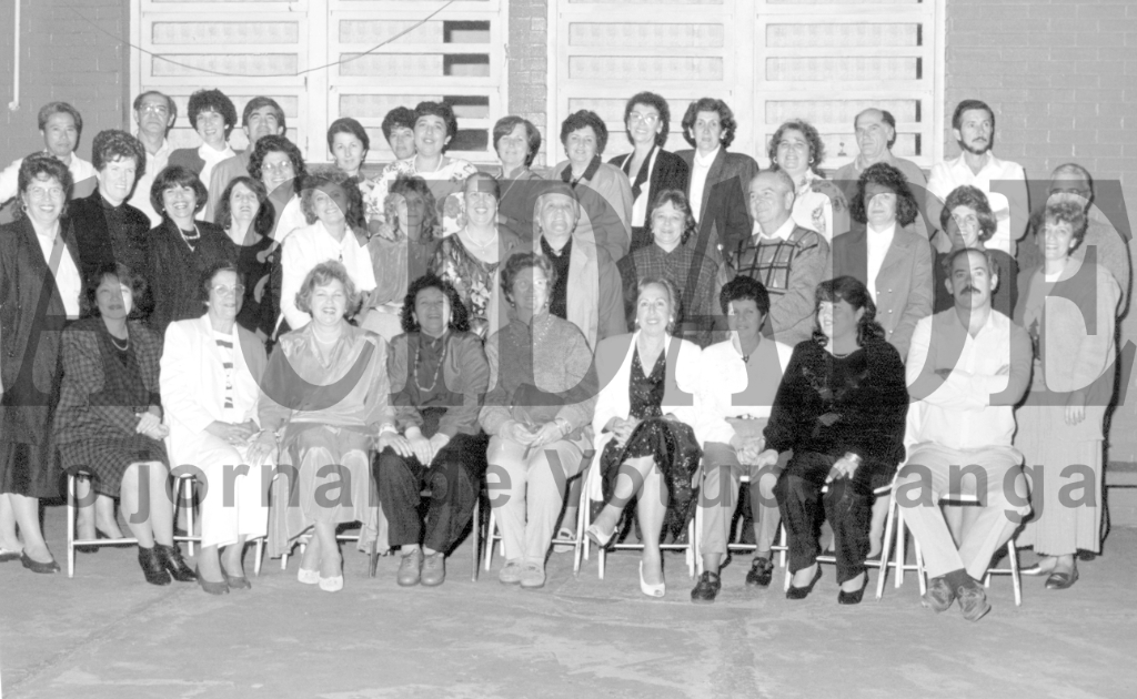 A diretora do então Instituto de Educação “José Manoel Lobo”, professora Olga Balbo Ferreira Fontes (a terceira sentada a partir da esquerda) escreveu nessa foto “Aqui estão
os valentes lutadores que estavam na escola em 1982”. Um grupo expressivo de educadores fizeram, naquele tempo, a escola Manoel Lobo um modelo de instituição, o que rendeu elogios e homenagens ao corpo docente.

***Confira mais desta coluna em nossa edição impressa e online para assinantes.