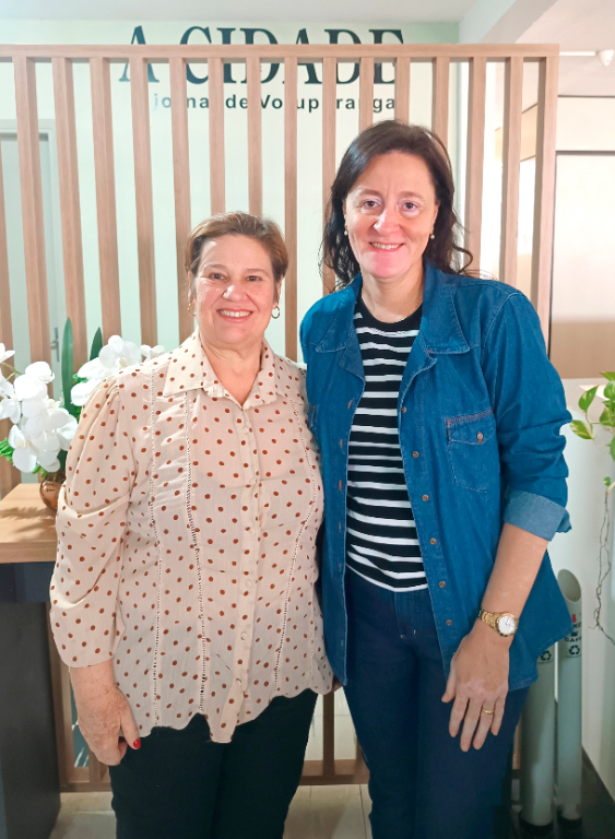 Ontem, recebemos aqui na redação do Jornal A Cidade a visita da vereadora de Cosmorama, Marineide Aura de Souza, e de Fabiana de Souza Chiuvetto, coordenadoras da tradicional quermesse promovida pela Igreja Católica do município, que tem Santo Antônio como padroeiro. Durante a visita, elas divulgaram os detalhes da grande festa que será realizada neste sábado, dia 13 de junho, data em que é celebrado o Dia de Santo Antônio. A programação promete reunir moradores de toda a região em uma noite de muita confraternização, diversão e fé. Um dos destaques do evento será a instalação de um telão de LED para que o público possa acompanhar a partida da Seleção Brasileira na Copa do Mundo. Além disso, haverá três rodadas de bingo com excelentes premiações: R$ 1.000 na primeira rodada, R$ 2.000 na segunda e nada menos que R$ 10.000 na terceira rodada. Então, bora arriscar a sorte e prestigiar essa grande festa! E para os solteiros de plantão, vale a tradição: aproveitem para dar um beijinho no pé de Santo Antônio. Quem sabe o santo casamenteiro não resolve dar uma ajudinha no amor?