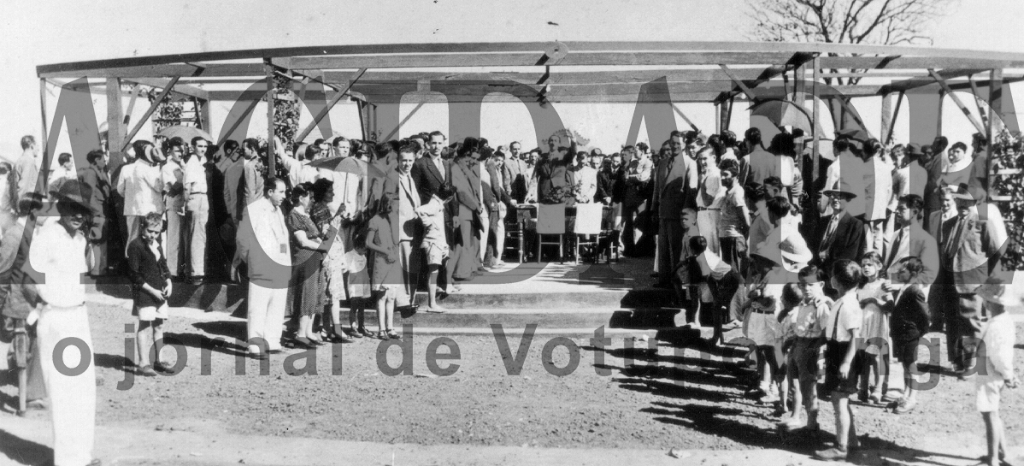 Esta cerimônia realizada no dia 8 de agosto de 1950 marcou o 13º aniversário de Votuporanga. O ato cívico deu-se com a inauguração do coreto instalado no jardim, num espaço onde hoje está a Catedral Nossa Senhora Aparecida. Três anos mais tarde, Vicente Lupo posou com o seu avião sobre este mesmo coreto, no episodio aéreo mais comentado em Votuporanga. Na época a prefeitura era no local onde hoje está a Concha Acústica. A foto é do arquivo pessoal do saudoso fotógrafo José Zucarelli, o Zé da foto.

***Confira mais desta coluna em nossa edição impressa e online para assinantes.