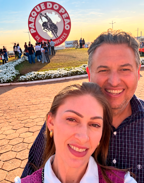 O calendário de ontem, 06 de outubro, assinalou dia de festa para Taisa Cruz G. da Silva, que celebrou mais um ano de vida cercada pelo amor de seu marido, o empresário Gustavo Garcia e de seus filhos. A data foi motivo de alegria e gratidão a Deus pelo dom da vida, além de uma oportunidade para receber os abraços e as mensagens dos muitos amigos que a felicitaram por seu aniversário. Parabéns, Taísa! Que o carinho recebido nessa data acompanhe você ao longo de todo o ano, com muita saúde, paz, amor e motivos para sorrir.