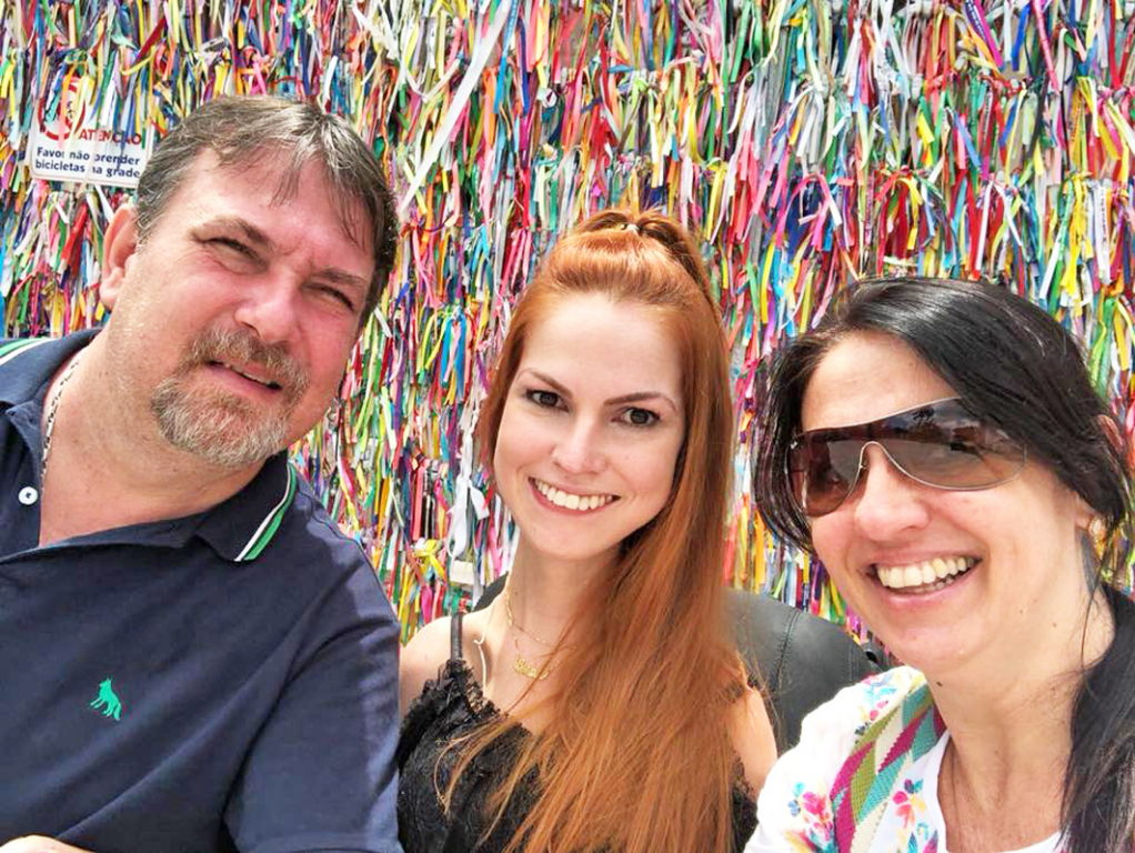 Das “fitinhas de promessas que fazemos e levamos da vida”, o melhor presente é a família unida. Em Belém, na Igreja Basílica de Nazaré, Nestor, Ana Carolina e Bianca. Todos assinando Waideman