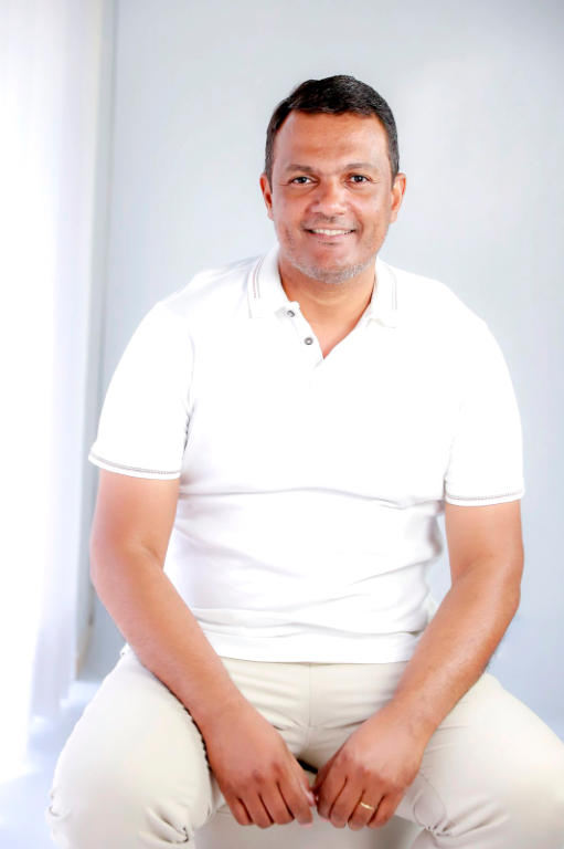 Evandro Rodrigues celebrou ontem, 16 de abril, mais um ano de vida, rodeado pelo amor e carinho de sua esposa Ângela e de seus filhos. Um momento especial que reuniu família e amigos em clima de alegria e gratidão. Na foto, o aniversariante junto de Evandro Júnior, Ângela e também da equipe de profissionais da Ciacolor: Robson, Felipe, Breno Pacheco, além do diretor Robson e do gerente do Estado de São Paulo, Felipe. Parabéns, Evandro! Que este novo ciclo seja repleto de saúde, conquistas e muitos momentos felizes ao lado de quem você ama.