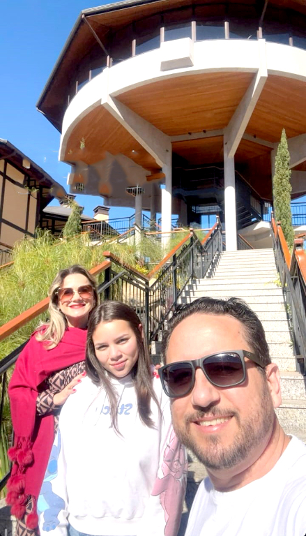 Um belo registro de Júnior Leppos, sua esposa, Dani, e a filha Cecília, que aproveitaram o feriado prolongado do dia 9 para curtir o clima frio e os encantos de Monte Verde. Durante o passeio em família, eles também conheceram o famoso restaurante giratório Sierra 360°, onde viveram uma experiência especial, cercados por belas paisagens e uma vista privilegiada da região. Momentos inesquecíveis em família, marcados por diversão, carinho e boas lembranças.