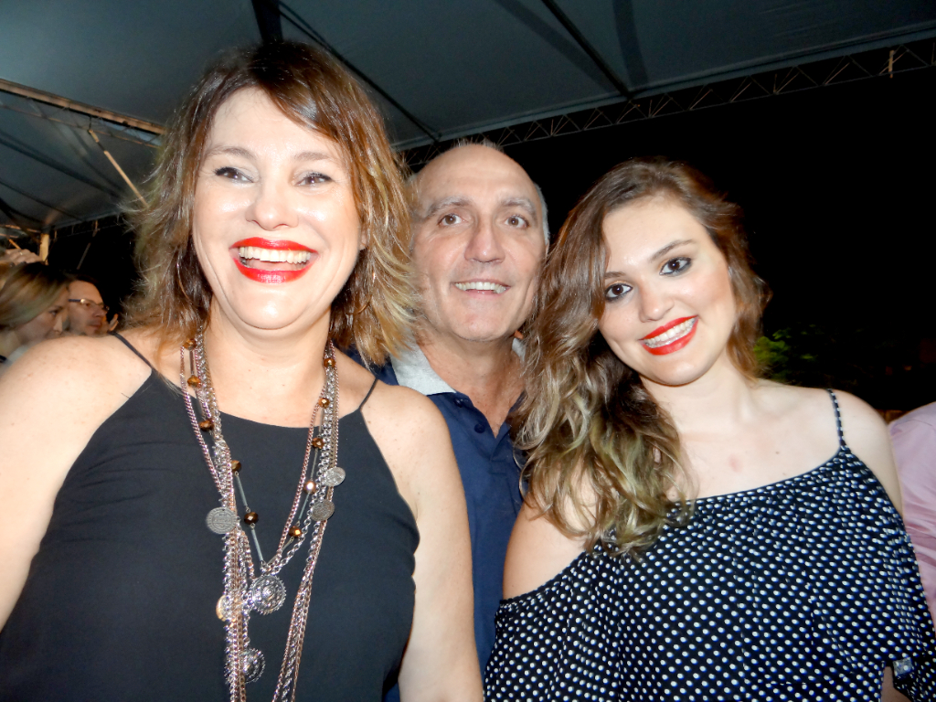 A data e hoje (18) é querida é querida e repleta de cumprimentos para a jovem e bela Ieda Rodrigues Matavelli, que celebra mais um ano de vida rodeada pelo o carinho e boas energias que ela recebe de familiares e amigos. A aniversariante recebe um abraço mais que especial de seus pais, Ivo Matavelli e Marisete, que compartilham com orgulho esse momento tão significativo. Parabéns, Ieda! Que este novo ciclo seja leve, cheio de estilo, alegrias e repleto de sonhos realizados. 