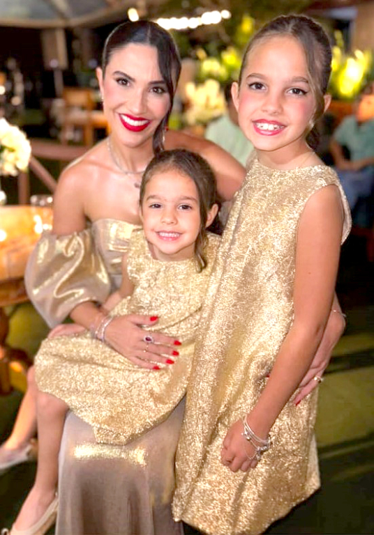 Hoje (18) é dia de festa e muita alegria para a encantadora Luísa Beleza, que comemora seus 11 anos cercada pelo carinho de amigos e familiares. Filha de Roberto e Daiany Beleza, ela é o centro das atenções neste dia especial, vivendo momentos dignos de uma verdadeira princesa. A celebração é marcada por amor, gratidão e sorrisos, refletindo a doçura e a delicadeza de Luísa, que conquista a todos com seu jeito meigo e cativante. Parabéns, Luísa! Que Deus ilumine sempre o seu caminho e que você continue espalhando alegria e encanto por onde passar. Feliz aniversário!