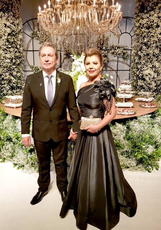 Ataíde Cucarola e sua amada Marilaine de Paula Cucarola, lindos e elegantes, para testemunhar o casamento de seu filho Daniel Cucarola e Bruna Rodolfo, que aconteceu no último dia 30.  O casal compartilhou a alegria e a emoção desse momento único e inesquecível. Juntos, celebraram não apenas a união de duas almas, mas também o início de uma jornada de amor, companheirismo e felicidade. Uma verdadeira celebração do amor, cercada de carinho e gratidão, que ficará para sempre em seus corações.