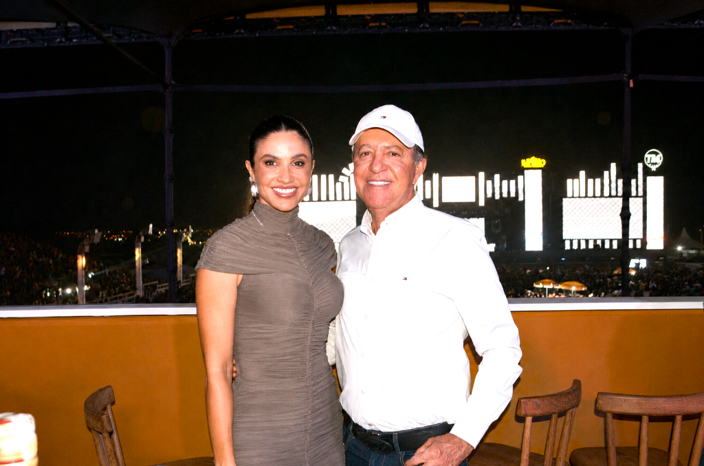 Roberto Beleza e sua bela esposa Daiany também prestigiaram a primeira noite do Votu International Rodeo, marcando presença em um dos momentos mais aguardados do evento. O destaque ficou por conta do show do consagrado cantor Luan Santana, que levou uma multidão de cerca de 25 mil pessoas ao delírio, protagonizando uma apresentação inesquecível e histórica para os grandes eventos de Votuporanga.