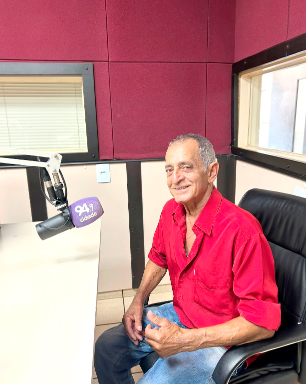 Antonio Fernandes dos Santos, o Toninho, visitou os estúdios da Rádio Cidade para uma entrevista especial sobre os 46 anos da Associação Antialcoólica de Votuporanga. Emocionado, ele celebrou a entrega de 45 medalhas a pessoas recuperadas do alcoolismo, agradeceu o apoio da população e de todos que colaboraram para o sucesso da confraternização, e também fez um agradecimento especial pelo bolo oferecido pelos colaboradores para celebrar essa data tão significativa