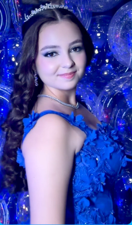 No último dia 21, a jovem Laura Araldi Barbosa viveu um dos capítulos mais marcantes de sua história: a celebração de seus tão sonhados 15 anos. Cercada pelo amor imenso de seus pais, Humberto Lúcio Barbosa e Aline Araldi Barbosa, Laura viveu uma noite mágica com a realização de uma linda festa de 15 anos, onde iniciou uma nova fase, cheia de sonhos, descobertas e promessas, junto de seus amigos queridos e de seus familiares que a amam. Parabéns Laura, que a vida siga lhe presenteando com caminhos iluminados, conquistas grandiosas e instantes de pura felicidade e que Deus, abençoe cada passo de sua caminhada!