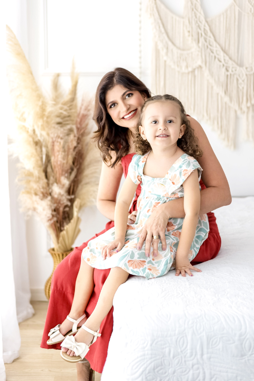 Ontem, 16 de maio, o dia foi de festa para a pequena Maria Luisa, filha de nossa querida amiga publicitária, Graziela De Marchi, que também completa mais um ano de vida amanhã, 18 de maio! Ao lado do marido, Marlon Guimarães, mãe e filha comemoram essa data tão especial cercada de amor e carinho dos amigos e familiares. Profissional dedicada, Grazi também receberá inúmeras felicitações dos colegas da UNIFEV, onde atua como gerente de marketing, sempre com muito talento e paixão pelo que faz. Parabéns, Grazi! Que este dia iluminado marque o início de um novo ciclo repleto de saúde, conquistas, amor e paz. Você e sua filhinha Malu merecem todas as bênçãos do mundo! 