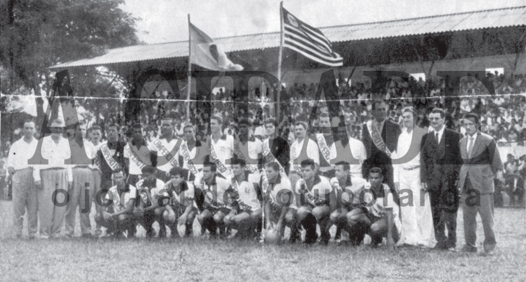 Em 1960, a Associação Atlética Votuporanguense conquistou seu primeiro título expressivo: foi campeã da 3ª divisão e ganhou acesso direto para a primeira, graças ao potencial da equipe. O tempo passou, outras importantes conquistas vieram e a festa do futebol se repete hoje no estádio Plínio Marin. Na foto, a partir da esquerda: Osvaldo (farmacêutico), Carlos Ferrari (diretor), Carlos Márcio de Castro Junqueira (diretor), e Parrinha (massagista). Jogadores: Raimundo, Olavo, Jorge de Freitas, Alfredinho, Neguinho, Nélson Pitangueira, Adherbal Galo, Dr. Jamilo Zeitune (médico), Paulinho Barbieri, Basilio (diretor) Léo Commar, Olívio Commar (diretor) e Plínio Marin (presidente). Agachados na mesma ordem: Jurani Pereira da Silva, Dioraci, Nélson, Celso Pitangueira, Lupércio, Touro, Zé Luiz, Vildo e Carangola. 

***Confira mais desta coluna em nossa edição impressa e online para assinantes.