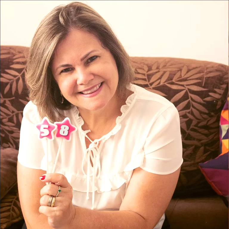 Quem completa idade nova nesse sábado é a representante comercial  Sandra Regina Gustinelli Ruiz que recebe o carinho do seu esposo Beto Ruiz, das filhas Letícia e Ligia e dos genros Wesley e Tiago. Que essa nova idade seja cheia de realizações e sucesso. Parabéns Sandra, que seu novo ciclo de vida seja feliz e abençoado!