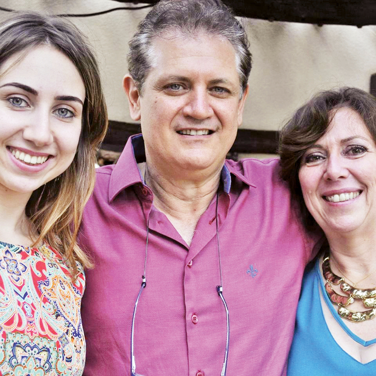 José Antonio Chinelato é o aniversariante do dia. Na foto ele aparece ao lado da esposa Marlene e da filha Juliana