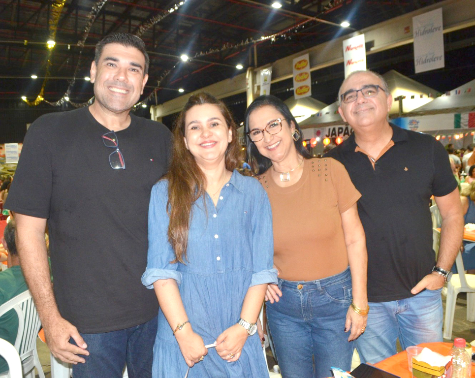 Verônica Oliveira Ferrari e seu esposo, Roberto Ferrari, ao lado dos amigos Claudia Helena e Cesar, celebrando momentos especiais durante a Festa das Nações no último final de semana. Uma noite marcada por cultura, alegria e boas companhias. Memórias inesquecíveis que aquecem o coração e reforçam laços de amizade.