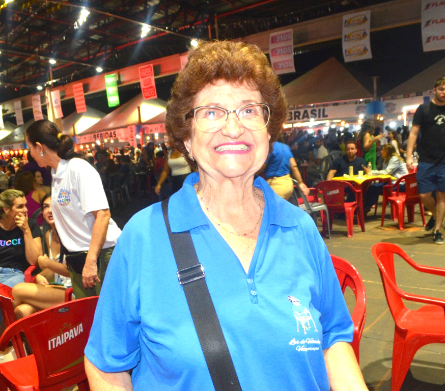 Sorridente e cheia de alegria, Adair Marcondes Nadalini marcou presença como voluntária na tradicional Festa das Nações, realizada no último final de semana no Centro de Eventos Helder Galera, reunindo grande parte da população em busca de entretenimento e solidariedade. Um belo exemplo de dedicação e espírito comunitário!