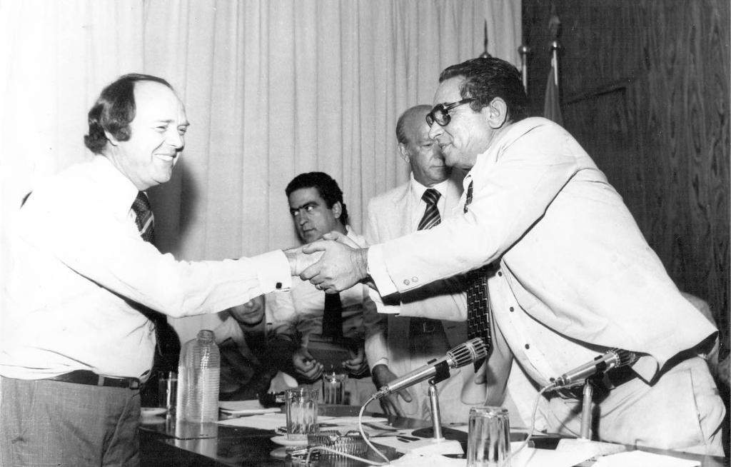 José Maria Marin era o vice-governador de Paulo Maluf em São Paulo. Onofre de Paula era o vice-prefeito de Votuporanga (administração de João Antônio Nucci). Corria os anos 70. Marin foi homenageado na Câmara Municipal. No fundo aparecem os deputados Cunha Bueno (federal) e Valdemar Lopes Ferraz (estadual).