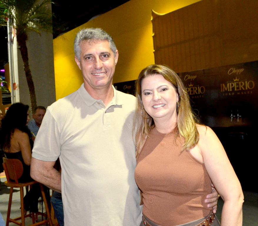 Aguinaldo Giolo e sua esposa Claudia curtindo juntinhos cada momento especial do Votu International Rodeo. Em meio ao clima vibrante da festa, o casal aproveitou os grandes shows e toda a energia contagiante de um evento que vem marcando época em Votuporanga e região.