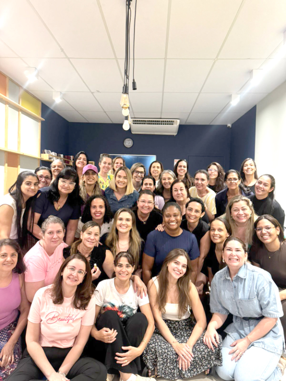 A I Conferência Mulheres Restauradas, promovida pela Igreja Amor & Família no último sábado, foi um verdadeiro mover de Deus! Uma tarde preparada com muito amor, por Cristina Santos Previato, líder do departamento das Mulheres na igreja, e todos os voluntários envolvidos no evento. A tarde foi dedicada à cura, ao renovo e à restauração de vidas e mais de 800 mulheres estiveram presentes e viveram um tempo profundo de adoração, louvor e aprendizado, sendo impactadas pelas ministrações das quatro conferencistas que compartilharam a poderosa Palavra de Deus.Foi um encontro extremamente abençoado, onde cada mulher saiu transformada, restaurada pelo poder de Deus e fortalecida para seguir firme em seu propósito e missão de fé.