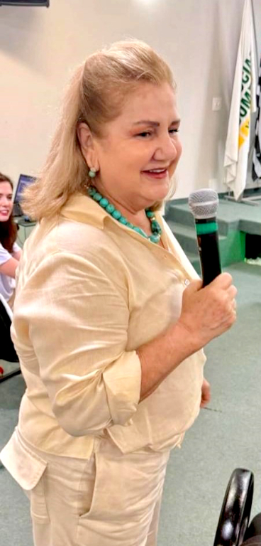 Na próxima segunda-feira, dia 27, o dia será de celebração para Zilah Maia dos Santos, que comemora a chegada de mais um ano de vida rodeada pelo amor e carinho de seu marido, Mário Luiz Santos, e dos filhos, Marcus Paulo e Fábio Luiz. A comemoração também ganha o abraço afetuoso de toda a equipe da Imobiliária Bem Viver, que reconhece sua trajetória admirável e deseja inúmeras felicidades. Parabéns, Zilah! Que este novo ciclo seja iluminado, com muita saúde, amor, conquistas e razões de sobra para sorrir.