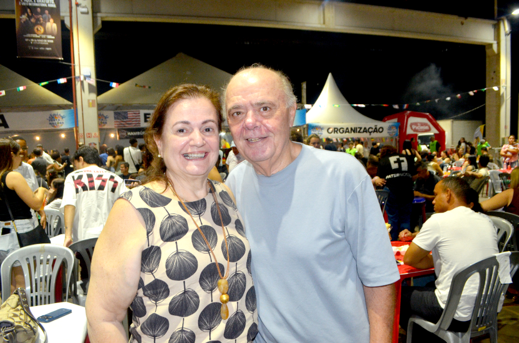 Cristina Panzanella e seu marido Nelson Augusto Filho, juntinhos, aproveitando a recente Festa das Nações em Votuporanga, um evento marcado por alegria, cultura e boa companhia. Em meio às cores, sabores e apresentações, celebraram momentos especiais. Tudo isso com um propósito maior: a solidariedade, que fez da festa ainda mais significativa e inesquecível.
