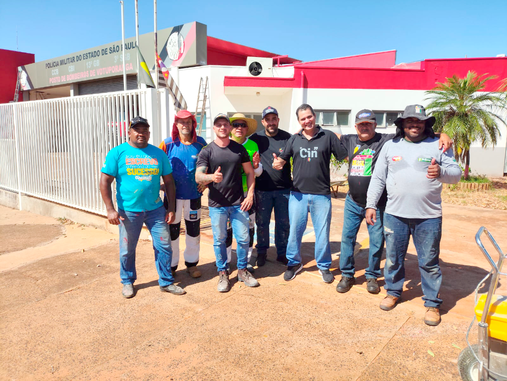Um grupo de pintores voluntários do Movimento Brasil Por um Pintor Melhor (MBPM) renovou a pintura da sede do Corpo de Bombeiros em Votuporanga, localizada na avenida José Marão Filho. A ação solidária, incluiu a pintura da fachada com apoio da Cincor Tintas. Os profissionais receberam o reconhecimento da corporação pelo trabalho. A ação envolveu profissionais do grupo Pintores Votuporanga MBPM e a indústria Cincor Tintas, que forneceu materiais, incluindo tinta emborrachada para maior durabilidade. A pintura da sede foi realizada de forma totalmente voluntária, visando a revitalização e melhoria da fachada do local. Os pintores receberam o certificado de "Amigo dos Bombeiros" da corporação de Votuporanga, em reconhecimento à iniciativa voluntária.