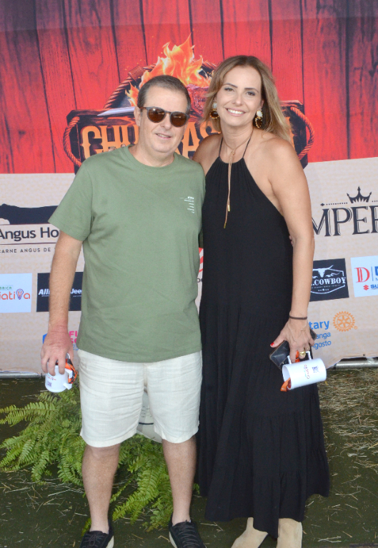 Liquinha, um dos diretores do Oba Festival, ao lado de sua esposa Amanda Castrequini, prestigiando o Churrascão do Rotary 8 de Agosto, uma grande festa que reuniu pessoas solidárias e animou a tarde do último dia 14 de março no Centro de Eventos Helder Henrique Galera.