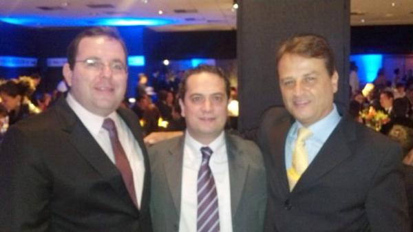 Na festa dos 60 anos da rede Bob’s no Brasil: Richard Steven (diretor regional do Bob´s), o votuporanguense João Anísio Ferreira Júnior, e Marcello Farrel (diretor executivo da rede Bob´s)