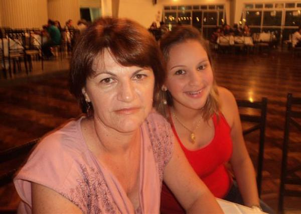 No bingo das Mães do Assary, a associada Cristina e a filha Carol