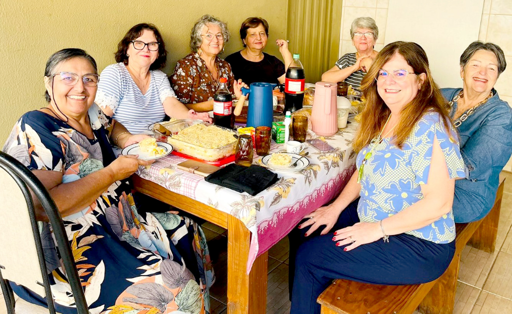 As professoras aposentadas do Pieroni, em mais um delicioso encontro. Desta vez, amigas foram recebidas na casa da aniversariante, Jalile Abou Dehn. Na foto, a aniversariante (na ponta da mesa, de vestido estampado), Priscila Real, Maria José Garcia, Sebastiana de Paula, Maria Antônia Sechini, Célia Sereno e Lúcia Helena Menoia.