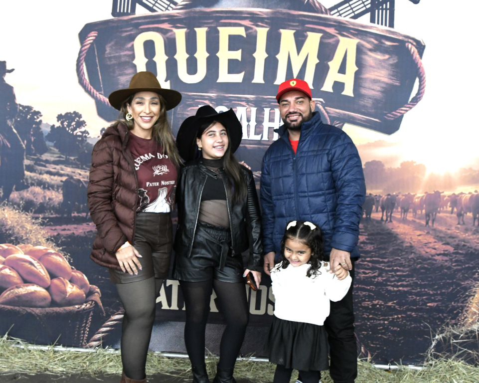 Daniela Costa Peralti, ao lado do marido, Claudio Peralti, e das lindas filhas, Louise e Elis, esbanjou beleza, simpatia e muito charme durante o almoço da Queima do Alho, realizado no último domingo. O evento, que chegou à sua 4ª edição, foi promovido pela entidade Pater Noster e mais uma vez foi um grande sucesso, reunindo famílias, amigos e a comunidade em um momento especial de confraternização e solidariedade.