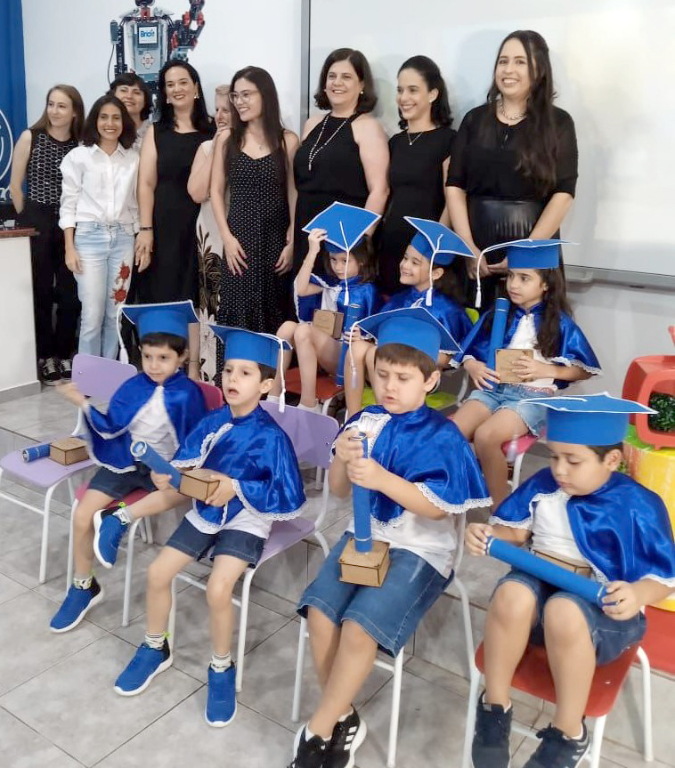 Registro da formatura do Infantil IV da escola Risco e Rabisco Centro de Educação Infantil. Tudo acompanhado pelos administradores Emerson e Kelma Paggioro, além da diretora Daura Rita e a coordenadora da escola Maria Cristina Neves. 

Que a vontade de descobrir e a alegria de aprender levem todos vocês para aventuras incríveis. Parabéns aos pequenos formandos que concluíram mais esta etapa na vida.