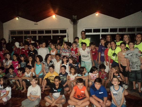 Criançada reunida e empolgada para o início da noite do pijama do Assary