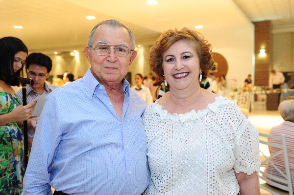 Aniversariante de hoje,Tecla Hadad, recebe o carinho dos filhos, netos, noras e, em especial, do esposo Halim Ibraim Haddad. O casal é membro do Rotary Clube de Votuporanga