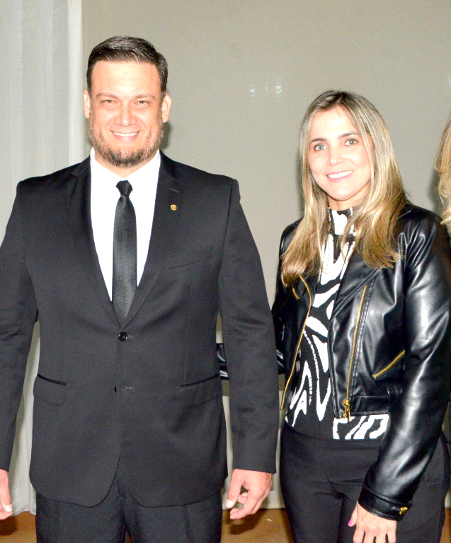 O último sábado (25) foi alegre e repleto de cumprimentos para a querida Elô, que celebrou mais um ano de vida em clima de muito amor e união. Ao lado do esposo, o empresário Dênis Cantóia Figueiredo, da filha Lívia e de toda a família, ela comemorou a data cercada de carinho e momentos especiais. Parabéns, Elô! Que a alegria da celebração da idade nova torne seu novo ano de vida ainda mais especial e feliz. 