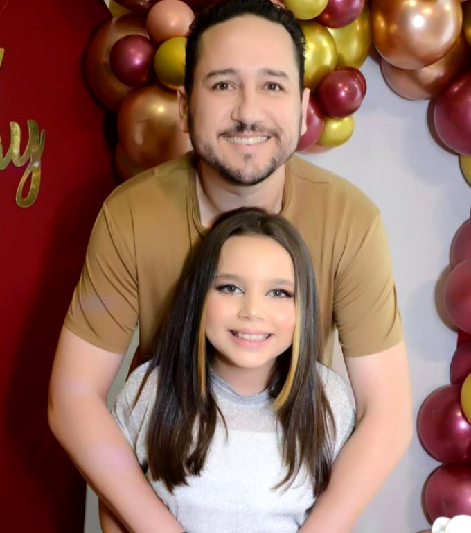 Ontem, a encantadora Lídia Leppos completou 11 anos de muita luz e alegria! Ela celebrou essa data maravilhosa ao lado dos pais, Daniela e Júnior Leppos, que lhe dedicaram palavras de amor e gratidão por esses anos de vida da filha. Parabéns Lídia, que sua adolescência seja um mar de bênçãos e conquistas e que sua vida seja sempre cheia de sorrisos e alegrias! 