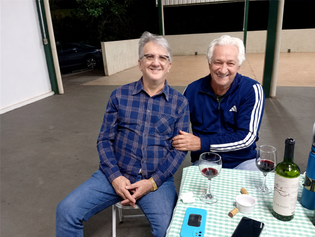 Luiz Antonio Vanzela recebe, nesta sexta-feira, 17 de julho, os cumprimentos e as homenagens de amigos e familiares pela celebração de seu aniversário. A data especial é marcada pelo carinho de toda a família e pelas felicitações dos amigos da Associação Italiana, que se unem para desejar ao aniversariante muitas alegrias e realizações. Parabéns, Luiz Antonio! Que este novo ciclo seja repleto de saúde, paz, felicidade e grandes conquistas. Na foto, o aniversariante Luiz Vanzela ao lado de seu amigo Roberto Cavalin.