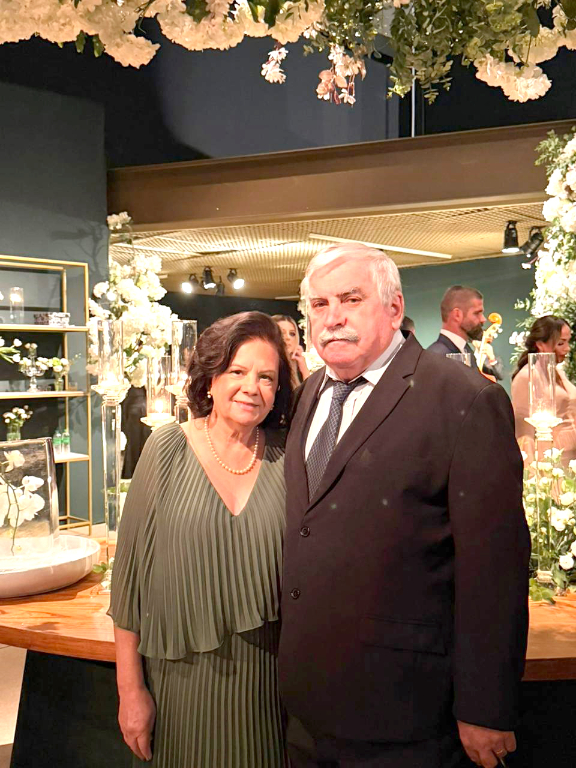 O amor está em festa para o casal Helena Aparecida Martins Massoca e Antônio Bôrtolo Massoca, presidente da Associação Italiana, que celebra, nesta sexta-feira, 17 de julho, suas Bodas de Ouro. Há 50 anos, Helena e Antônio uniram suas vidas pelo matrimônio, dando início a uma linda história construída com amor, companheirismo, respeito e dedicação à família. Para comemorar essa trajetória tão especial, a data será marcada por muita alegria, emoção e gratidão. O casal recebe todo o carinho e as homenagens dos filhos Natália, Thiago e Matheus; das noras Carol e Daniela; e dos queridos netos Miguel, Heloísa e João Pedro. Parabéns pelas Bodas de Ouro! Que Deus continue abençoando essa união, multiplicando o amor que os uniu e concedendo muitos outros anos de felicidade, cumplicidade e momentos inesquecíveis ao lado de toda a família.