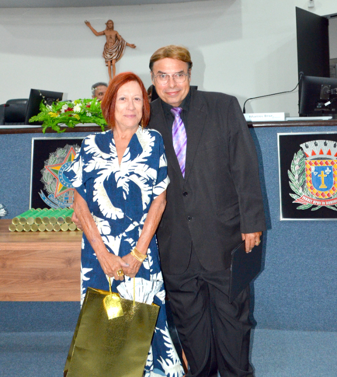Neste 1º de Maio, a médica dermatologista Dra. Carmem Cristina Bernardi Franco celebra mais um ano de vida, compartilhando a alegria desta data especial ao lado de seu marido, Antonio Alberto Casali, diretor e sócio mantenedor do Colégio Comercial. Familiares e amigos unem-se em felicitações, desejando muita saúde, felicidade, sucesso e inúmeras realizações à estimada aniversariante.