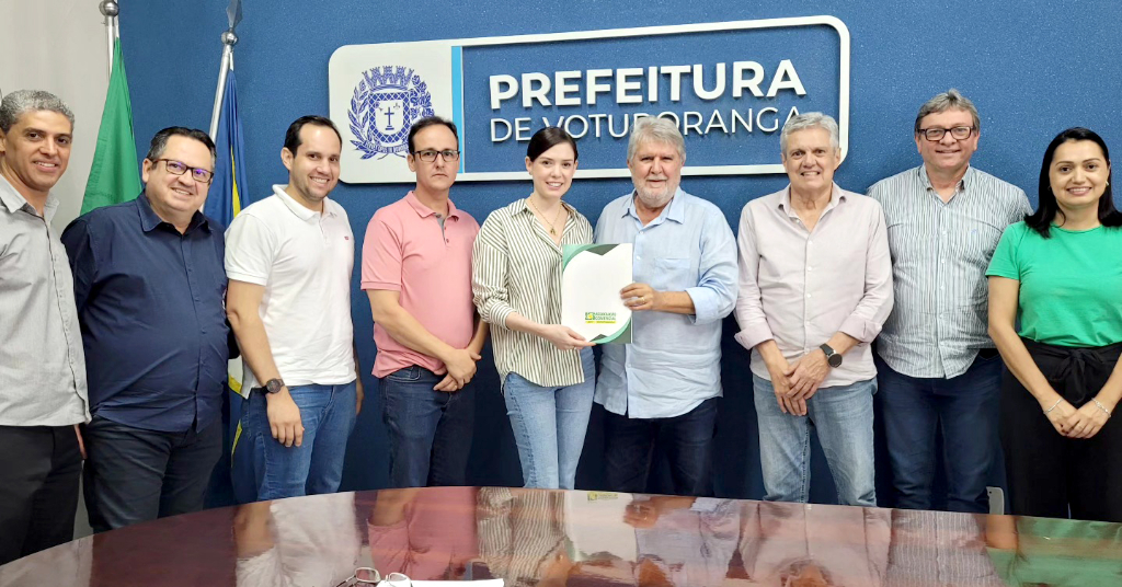 A presidente da ACV, Natália De Haro, e sua diretoria se reuniram, na semana passada, no gabinete municipal, com o prefeito Jorge Seba, onde iniciaram o dia com uma conversa muito produtiva sobre o Natal, que terá uma programação cultural especial e lojas abertas para impulsionar as vendas de fim de ano, e em breve, teremos novidades vindo por aí. A reunião serviu também para tratar de temas que impactam positivamente a vida dos comerciantes de todo o município. Jorge Seba encerrou a conversa com as seguintes palavras: “Nosso gabinete estará sempre de portas abertas para a ACV. Aproveito para parabenizar, mais uma vez, a empresária Natália por ser a primeira presidente mulher desta importante instituição. É a força feminina que faz a diferença”, concluiu o prefeito.