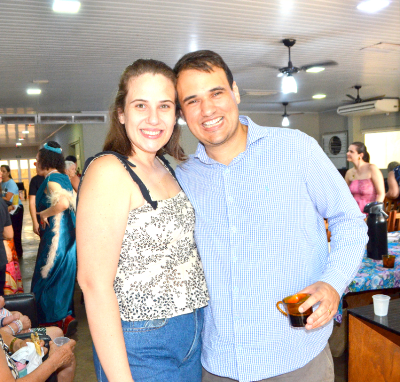 O casal André Marques e Maria Gabriela marcou presença na recente comemoração do Dia das Mães no Lar Viver Bem, em um momento especial de carinho e homenagem às idosas assistidas pela instituição, que receberam uma bela celebração pela data. A ocasião foi marcada por emoção, acolhimento e gestos de afeto dedicados às moradoras. 