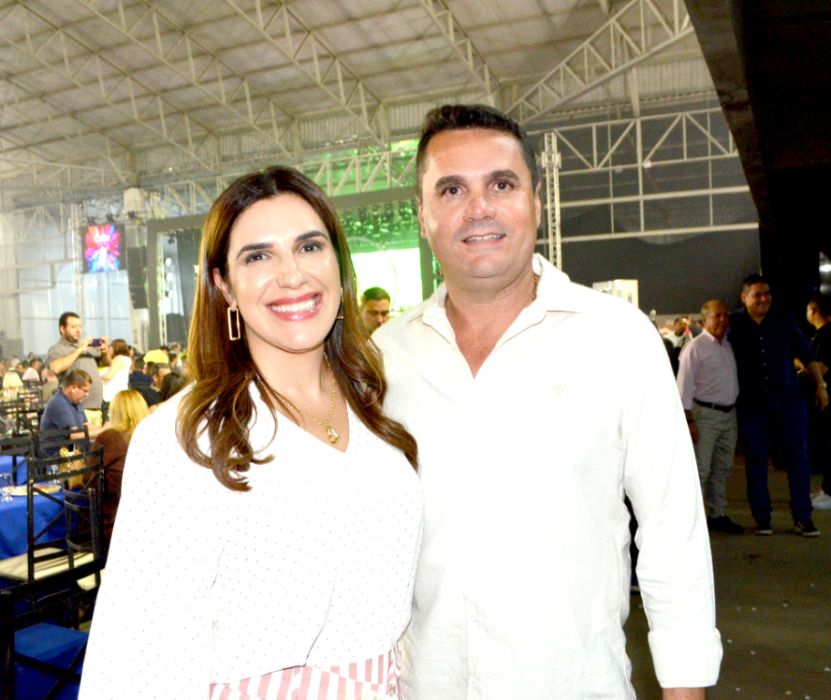 Celebrando mais um ciclo de vida com alegria no olhar, a professora aposentada Tecla Haddad é a aniversariante deste domingo, 11 de outubro.  Ao lado de sua família, ela recebe os parabéns calorosos de familiares e amigos que compartilham este momento de gratidão e felicidade. Parabéns Tecla, que a idade nova venha repleta de saúde, paz, amor e bênçãos divinas. Feliz aniversário!