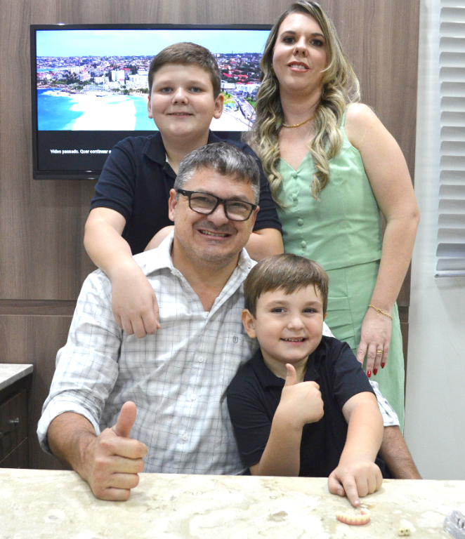 O casal sócio proprietário da Oral Sin Implantes: André Luiz Praconi e sua mulher Ana Claudia, junto de seus filhos, Pedro Henrique e Henrique Augusto. A família vivendo um momento especial na inauguração da Clinica de Implantes Oral Sin, inaugurada recentemente em Votuporanga